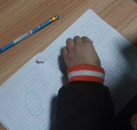 想知道孩子在校表現(xiàn)怎么樣？不用問老師，翻翻作業(yè)本就知道啦