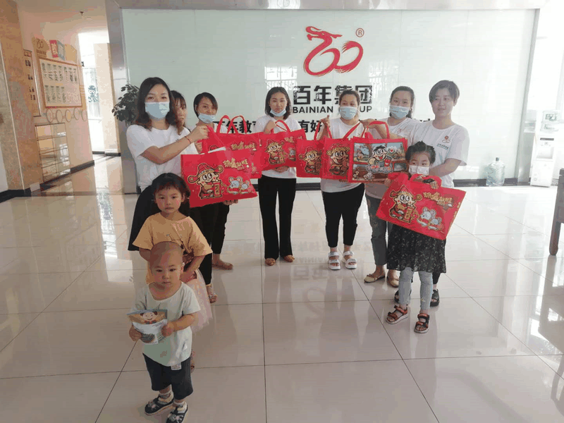 百年集團為員工子女發(fā)放“六一”禮物，祝愿所有的孩子兒童節(jié)快樂！