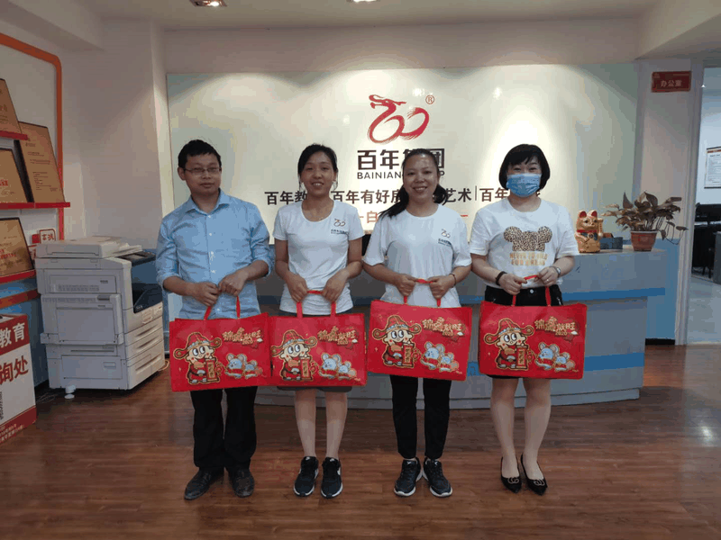 百年集團為員工子女發(fā)放“六一”禮物，祝愿所有的孩子兒童節(jié)快樂！
