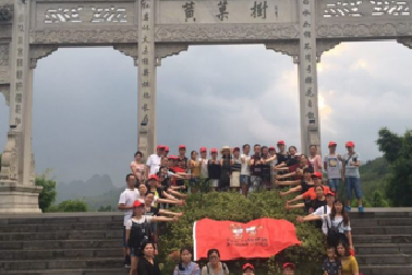 重慶百年集團(tuán)組織優(yōu)秀員工開(kāi)展紅色之旅活動(dòng)（