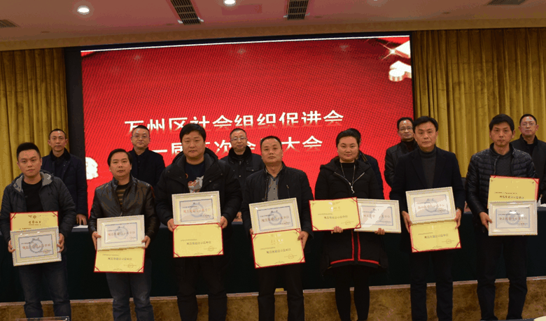百年教育榮膺“規(guī)范化建設(shè)示范單位”的光榮稱號(hào)