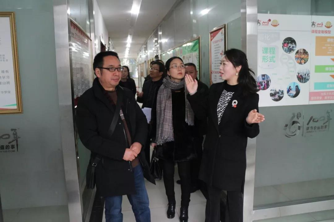 熱烈歡迎市教委交叉檢查組及區(qū)教委領(lǐng)導(dǎo)蒞臨百年教育指導(dǎo)工作！
